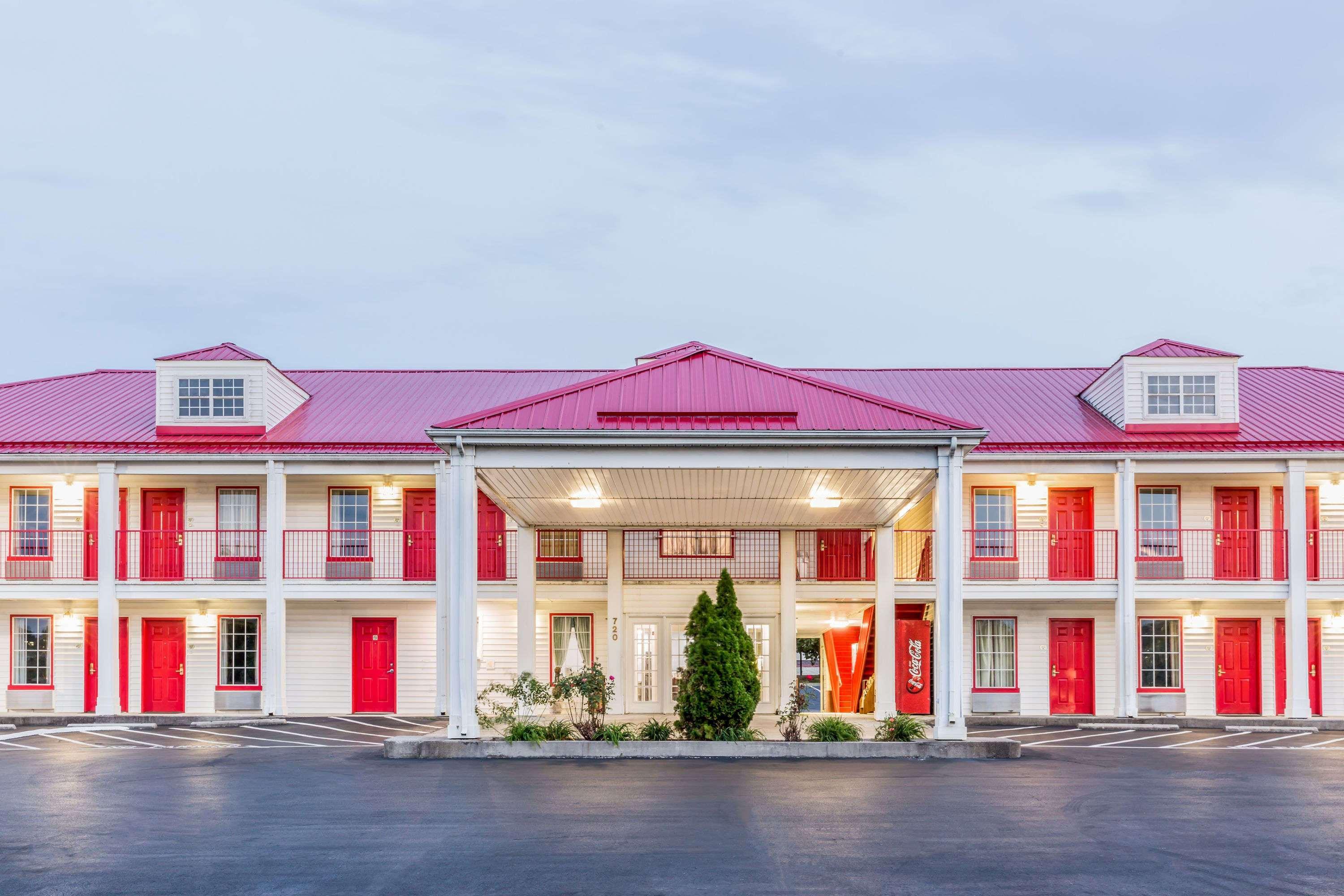 Super 8 By Wyndham Clinton Ξενοδοχείο Εξωτερικό φωτογραφία